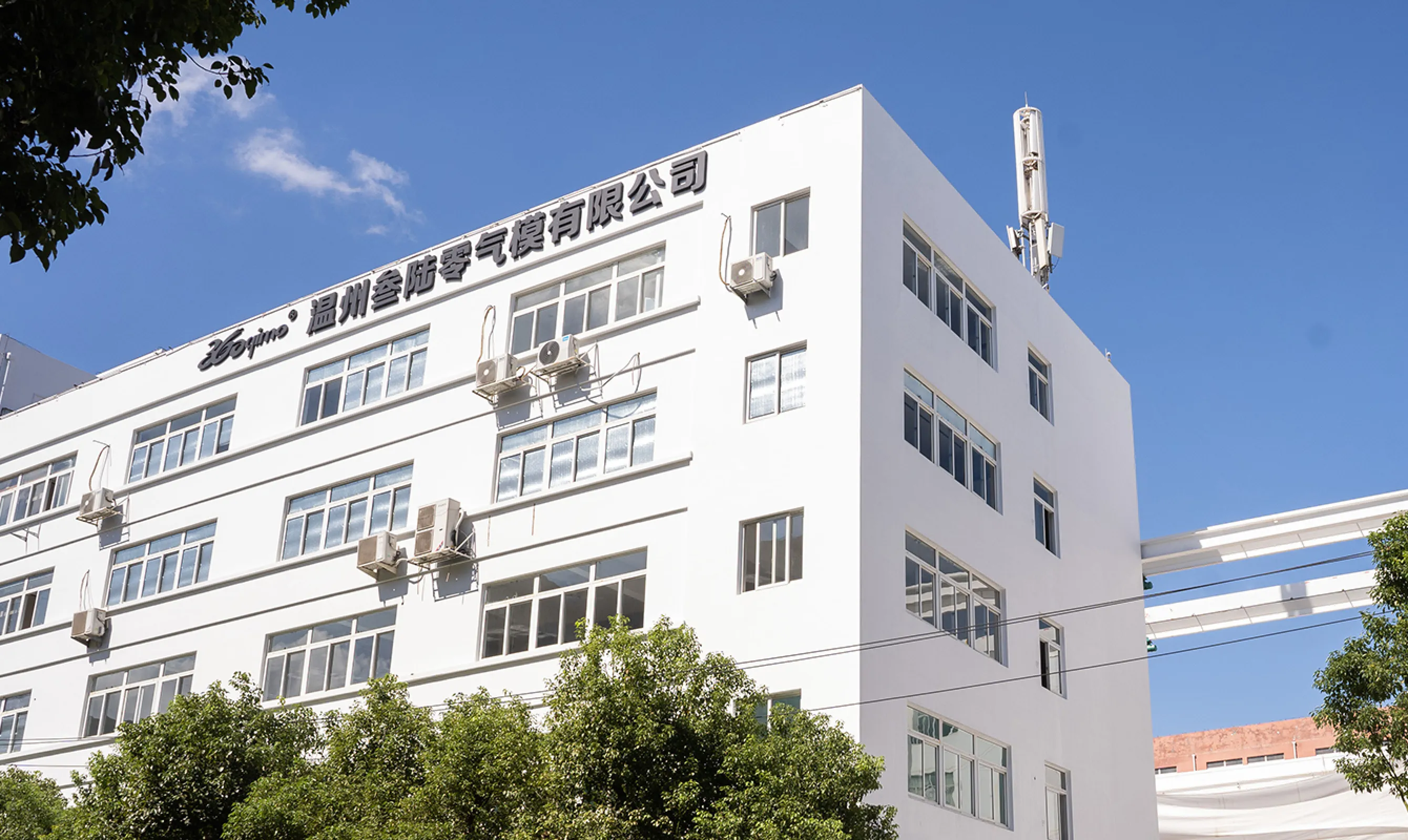 叁陆零气模工厂大型户外充气测试场地，配备巨型气模吊装测试系统