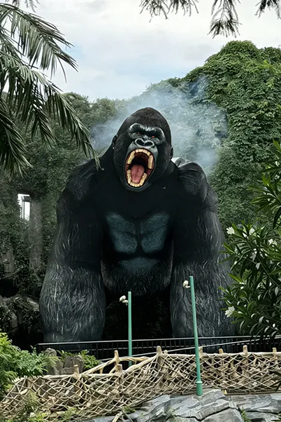Amusement Park Giant Realistic Ground-Pounding Gorilla