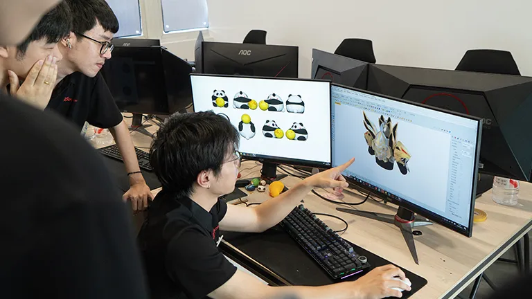 叁陆零气模设计团队为定制IP气模进行3D建模
2. 爱普生大幅面数码印刷机Pantone色值精准印刷气模面料
3. 资深工人操作工业缝纫机进行气模精密缝制
4. 叁陆零气模面料仓库,牛津布、长毛绒、镜面PVC与透明PVC等复合材料
5. 巨型仿真雕塑气模24小时充气测试在叁陆零气模工厂进行