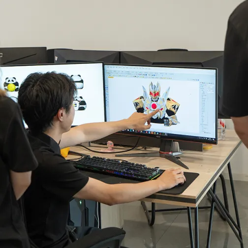 叁陆零气模工厂定制气模3D建模工作站
2. 定制气模生产打板分片工艺
3. 叁陆零气模工厂资深工人手工裁剪气模面料
4. CNC激光裁剪机精密切割气模面料
5. 热转印工艺将图案转印至气模面料
6. 技术员组装定制气模LED灯光组件
7. 叁陆零气模工人组装气模专用风机单元
8. 资深缝纫师双线缝制气模面料
9. 成品定制气模等待品质检测