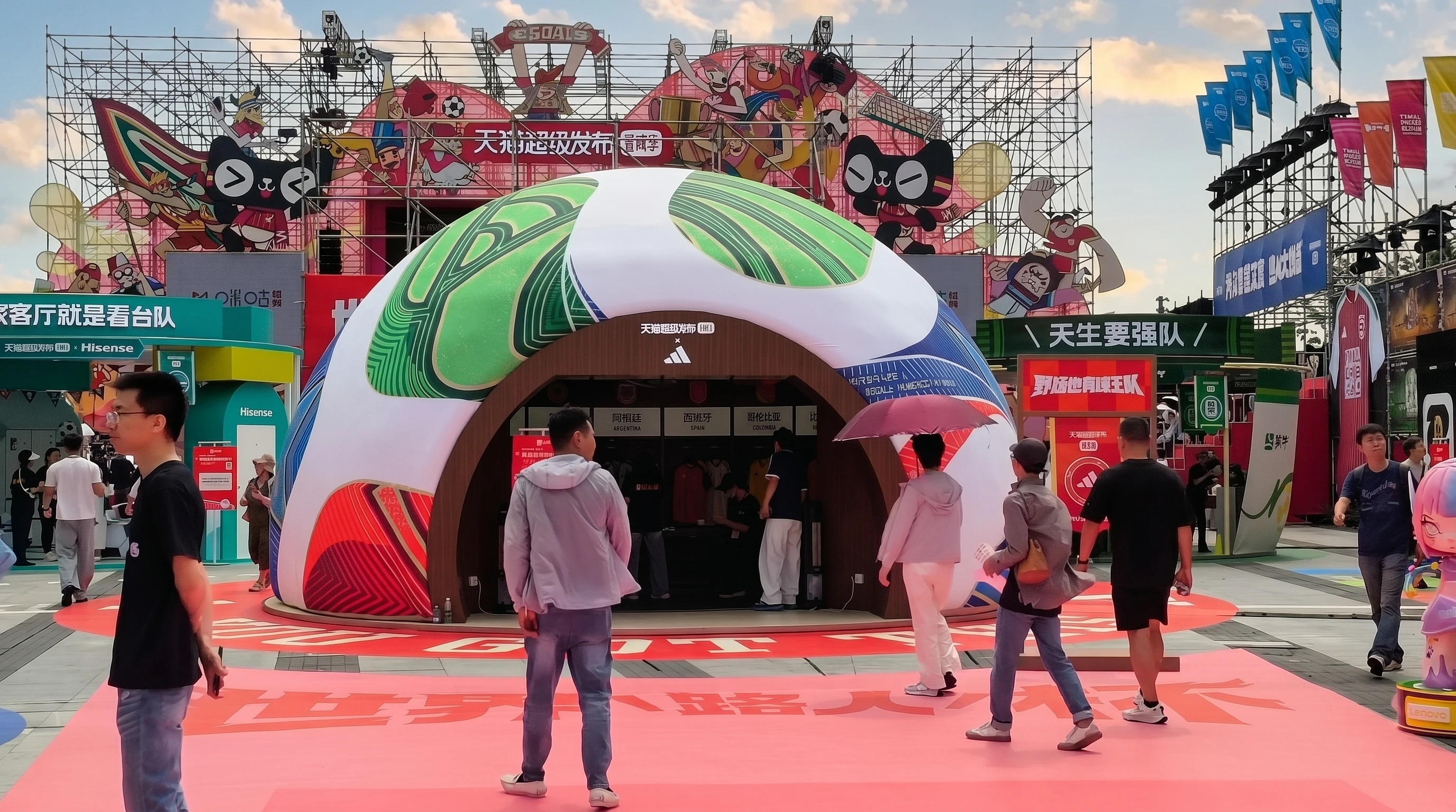 3.超大Trionda比赛用球气模漂浮于House of Messi壁画广场上空 · FIFA 2026世界杯户外装置