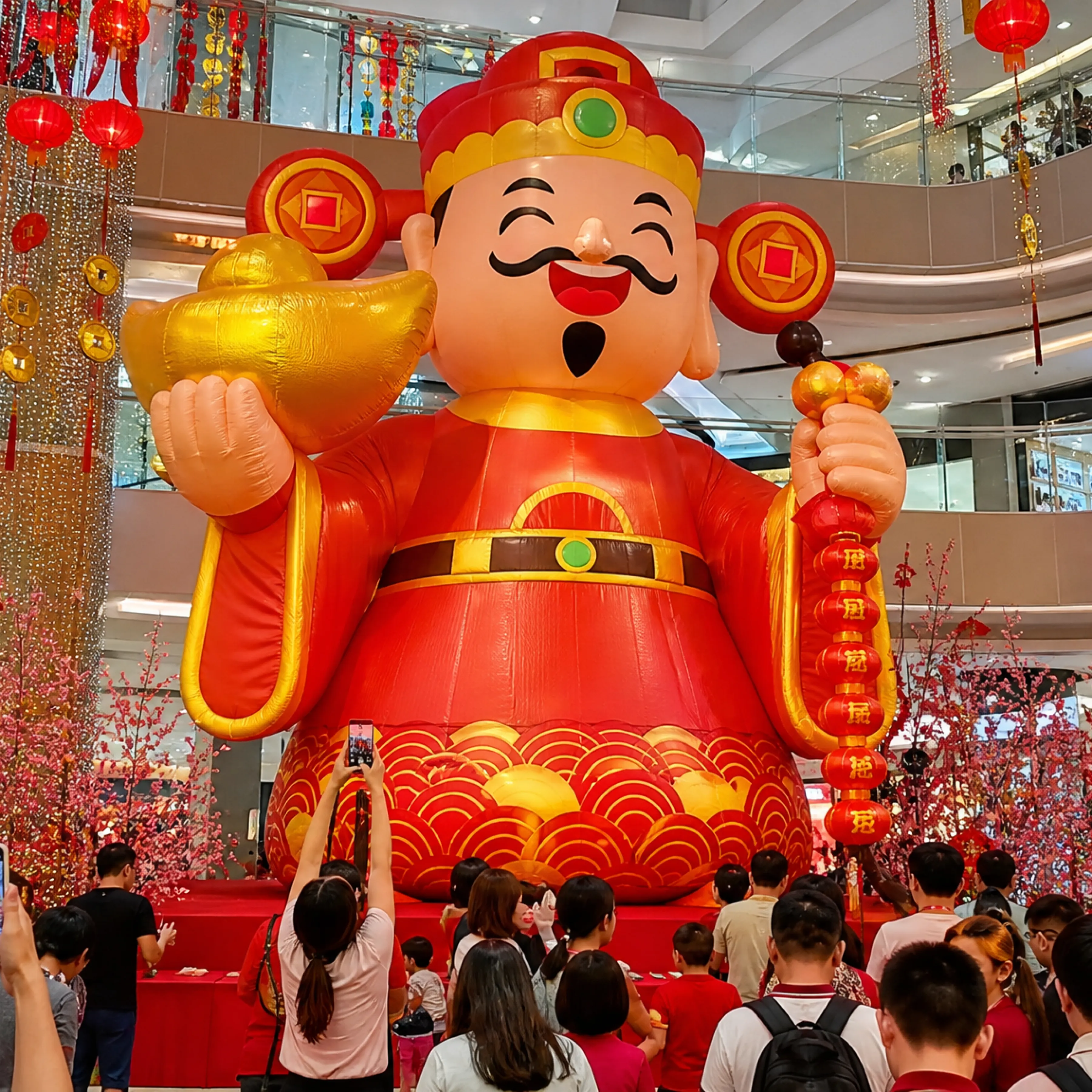 沉浸式充气艺术展厅，参观者穿行于大型发光装置之间